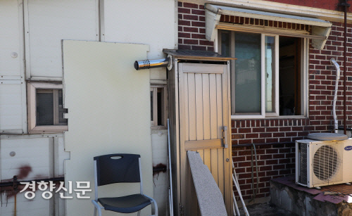 기초생활수급자인 A씨가 사는 서울 중랑구의 옥탑방 전경. 외벽 절반은 벽돌로, 절반은 철판으로 덧대어져 있다. 철판으로 된 외벽은 비교적 선선한 날씨에서 쉽게 달궈졌다. 한수빈 기자
