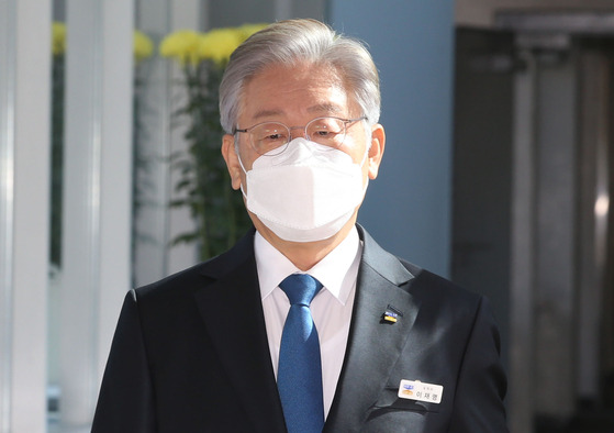 The ruling party’s presidential candidate Lee Jae-myung shortly before his final speech as Gyeonggi governor on Monday. [JOINT PRESS CORPS]