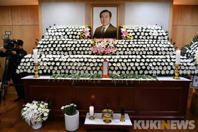 노태우 전 대통령이 향년 89세를 일기로 사망한 가운데 27일 빈소가 마련된 서울대병원 장례식장에서 조문이 시작되고 있다.   공동취재사진