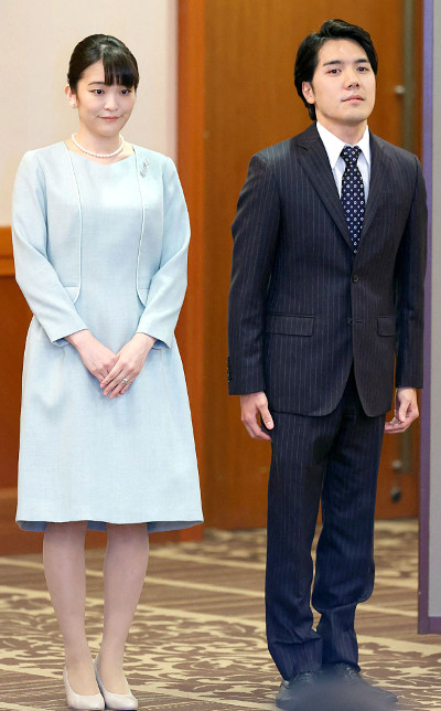 일본 마코(왼쪽) 공주와 남편 고무로 게이가 26일 도쿄의 한 호텔에서 기자회견을 하기 위해 서 있다. AFP연합뉴스