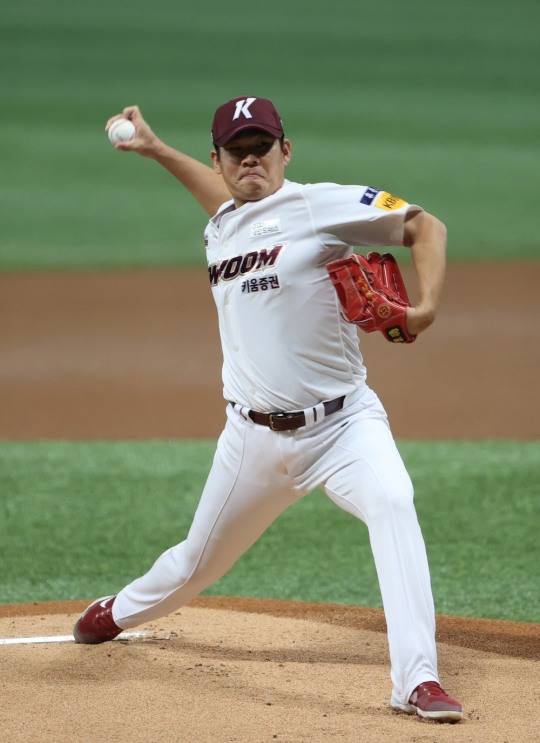 키움의 정찬헌이 27일 고척 홈경기에서 데뷔 후 개인 한시즌 최다이닝과 최다승을 올리며 선두 삼성에 일격을 가하며 팀의 5강 불씨를 살렸다.[사진 연합뉴스]