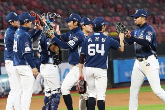 수원 원정경기에서 2위 kt를 눌러 꺼져가던 5강 싸움에 여전히 희망을 갖게된 NC 선수단이 기쁨을 나누고 있다. [사진 연합뉴스]