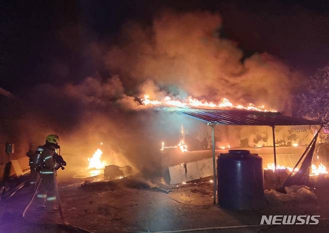 [제주=뉴시스] 27일 오전 제주시 애월읍 봉성리의 한 양돈장에서 불이 나 돈사 3개동이 불에 타고 모돈 등 400여두가 폐사하는 피해가 발생했다. 현장에 출동한 소방당국이 불을 끄고 있다. (사진=제주서부소방서 제공) 2021.10.27. photo@newsis.com