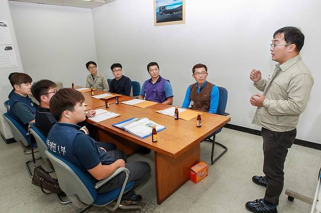 [완주=뉴시스] 강명수 기자 =현대자동차 전주공장은 2021년 하반기 국가기술자격시험에서 상용엔진품질관리부 문병호씨 등 7명이 기능장에 합격했다고 27일 밝혔다. 사진 기능장회 스터디 모임. (사진 =현대자동차 전주공장 제공) 2021.10.27. photo@newsis.com *재판매 및 DB 금지