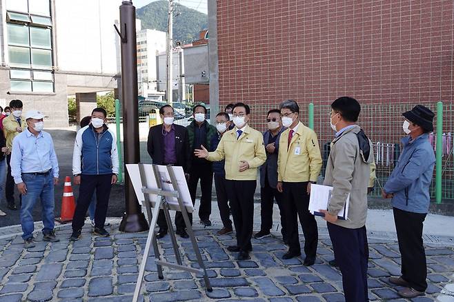 한정우 군수가 말흘1 공영주차장을 방문, 현장점검을 하고 있다. *재판매 및 DB 금지