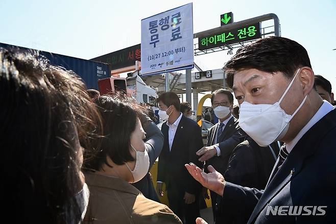 한강 다리 28개 가운데 유일한 유료도로인 일산대교의 무료통행이 시작된 27일 '일산대교 통행료 무료화' 공식 발표 행사에 참석한 이한규 경기도 행정2부지사가 참석자들에게 통행료 무료화 관련 내용을 설명하고 있다.(사진=경기도 제공)