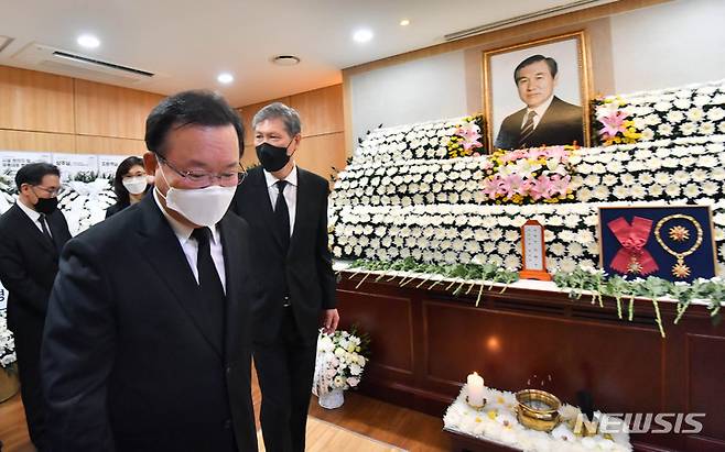 [서울=뉴시스] 사진공동취재단 = 김부겸 국무총리가 27일 서울 종로구 서울대병원 장례식장에 마련된 고(故) 노태우 전 대통령 빈소를 찾아 조문을 하고 있다. 2021.10.27. photo@newsis.com