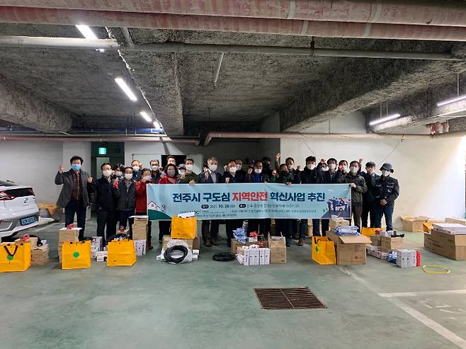 전북대학교 LINC+사업단이 26일 구도심인 전주 중앙동 40가구를 대상으로 노후 전선으로 인한 화재 예방 등 시설 개선을 위한 재능기부 활동을 펼쳤다. 전북대 제공