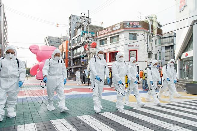 홍대 거리를 소독하고 있다. 마포구 제공