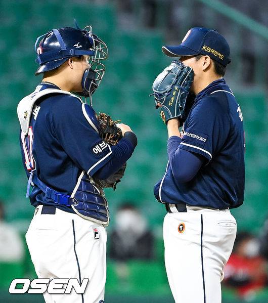 [OSEN=인천,박준형 기자]1회말 1사 1,2루 SSG 최정의 타석때 두산 박세혁 포수와 김민규 선발투수가 마운드에서 이야기를 나누고 있다. 2021.10.27 / soul1014@osen.co.kr