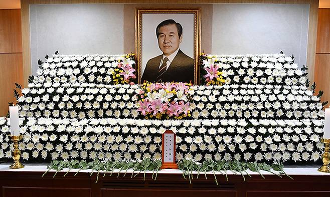 노태우 전 대통령이 향년 89세를 일기로 사망한 가운데 27일 빈소가 마련된 서울대병원 장례식장에서 조문이 시작되고 있다. 연합뉴스