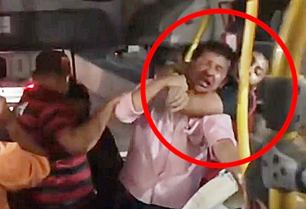 브라질 버스 성추행범이 피해 여성 반격에 그야말로 ‘KO패’ 당했다. 현지 매체 ‘오 리베라우’는 만원 버스에서 성추행 범죄를 저지른 남성이 피해 여성에게 붙들려 망신을 당했다고 보도했다.