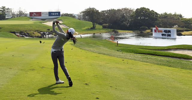 현세린이 한국여자프로골프(KLPGA) 투어 SK네트웍스·서울경제 레이디스 클래식 개막을 하루 앞둔 27일 최대 승부처로 꼽히는 핀크스GC 18번 홀에서 아이언 샷을 하고 있다. 출전 선수들은 이날 공식 연습 라운드에 나서 코스 파악과 샷 점검을 마쳤다. /서귀포=오승현 기자