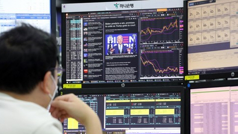 펀드매니저가 시장 상황을 파악하기 위해 모니터를 지켜보고 있다. /연합뉴스