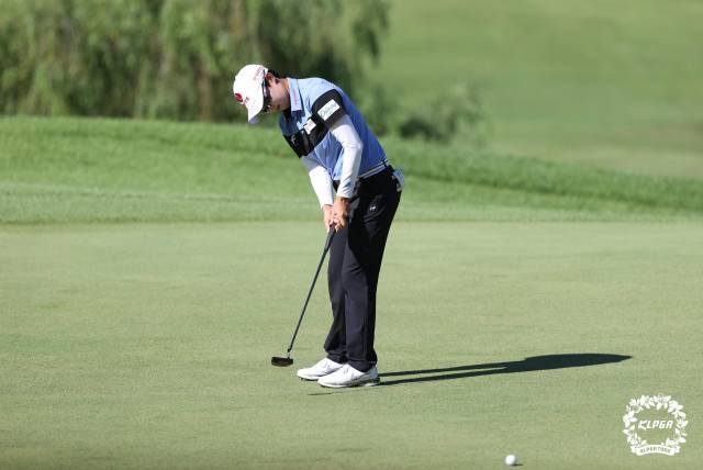 퍼트 하는 김효주. /사진 제공=KLPGA