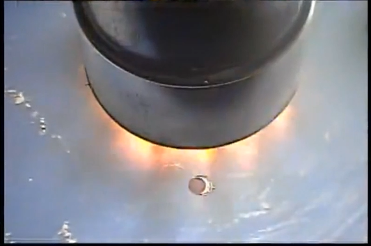 1단 분리·2단 점화-분리된 1단 로켓 엔진이 지상으로 낙하하고 있고 2단 엔진이 점화되고 있다.