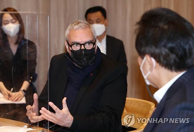 오세훈 시장 만난 도미니크 페로 (서울=연합뉴스) 이재희 기자 = 27일 오전 서울시청 시장실을 방문한 도미니크 페로 '2021 서울도시건축비엔날레' 총감독이 인사말을 하고 있다. 2021.10.27 scape@yna.co.kr