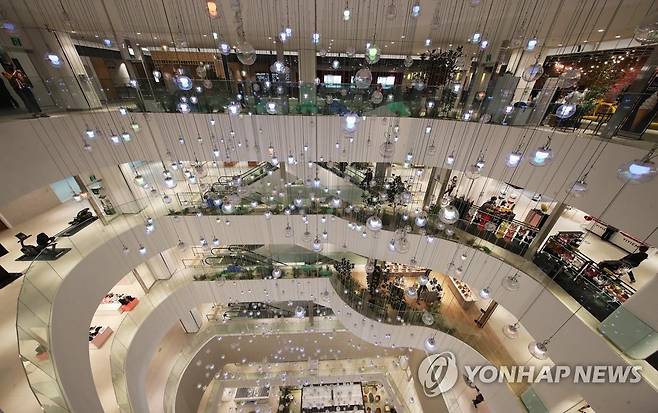 국내 최대 규모의 키네틱 아트 (광명=연합뉴스) 홍기원 기자 = 27일 프리오픈한 경기도 광명시 AK플라자 광명점에 국내 최대 규모의 키네틱 아트(움직이는 조형물) 작품이 설치돼 있다. 2021.10.27 xanadu@yna.co.kr