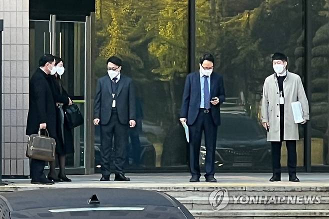 여운국 차장과 대화하는 김진욱 공수처장 김진욱 고위공직자범죄수사처(공수처) 처장(왼쪽 세번째)이 10월 26일 오전 과천 공수처 앞에서 여운국 차장(맨 왼쪽)과 대화하고 있다. [연합뉴스 자료사진]