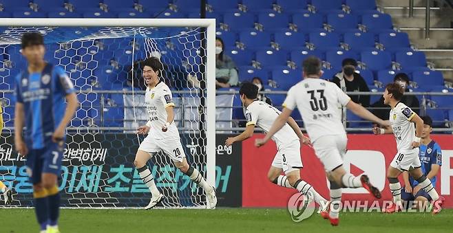 골 넣고 환호하는 장순혁 (울산=연합뉴스) 김용태 기자 = 27일 울산 문수축구경기장에서 열린 2021 하나은행 FA컵 4강 울산 현대와 전남 드래곤즈의 경기에서 전남 장순혁이 팀의 두 번째 골을 넣고 환호하고 있다. 2021.10.27 yongtae@yna.co.kr