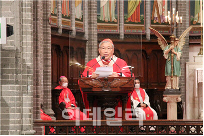 염수정 전임 서울대교구장이 28일 명동대성당에서 진행된 ‘정순택 대주교 임명 감사미사’에서 강론을 하고 있다(사진=천주교 서울대교구)