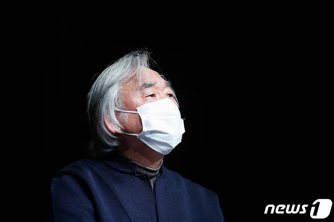 피아니스트 백건우가 28일 서울 서초구 흰물결아트센터에서 MBC PD수첩 보도와 관련해 손해배상 청구 기자회견을 열고 있다. 백씨는 PD수첩이 방영한 '사라진 배우, 성년후견의 두 얼굴'편이 사실과 크게 다르다고 반박했다. 백씨는 국내 연주료 관리를 맡은 윤정희씨의 동생이 무단으로 거액을 인출하고 이를 발견한 백씨가 계좌 비밀번호를 변경하자 동생측이 연락을 차단했다고 밝혔다. 백씨는 이번 방송으로 명예가 훼손됐고 정신적 고통을 입었다며 언론중재위원회에 정정보도 및 11억원의 손해배상을 청구하는 조정을 신청했다. 2021.10.28/뉴스1 © News1 안은나 기자