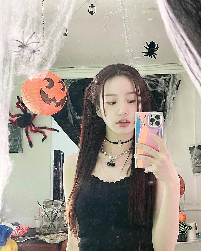 Actor Lee Yu-bi makes a cute makeover for Halloween DayOn the 28th, Lee Yu-bi posted several photos on his instagram, saying #deathnote #misa #halloween.In the public photos, Lee Yu-bi, who dressed up as a mass of Japanese animation Death Note, was featured on Halloween Day.At this time, Lee Yu-bis bloodied knife was caught in the back of the eye.Meanwhile, Lee Yu-bi is currently appearing in the Teabing original Yumis Cells.