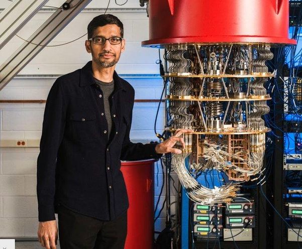 순다르 피차이 신임 알파벳 CEO가 구글이 개발한 양자컴퓨터 앞에 서 있다.