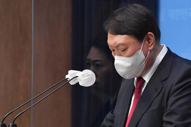 국민의힘 윤석열 대선 경선 후보가 28일 국회 소통관에서 대국민 지지호소문을 발표한뒤 인사하고 있다. /연합뉴스