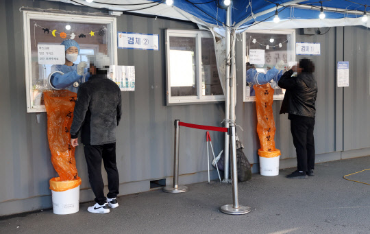 28일 서울역 광장에 마련된 신종 코로나바이러스 감염증(코로나19) 임시 선별검사소에서 시민들이 검사를 받고 있다.  연합뉴스