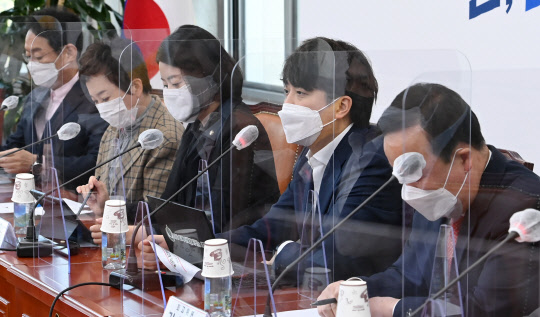 이준석(오른쪽 두번째) 국민의힘 대표가 28일 오전 국회에서 열린 최고위원회의에 발언하고 있다.국회사진기자단·연합뉴스