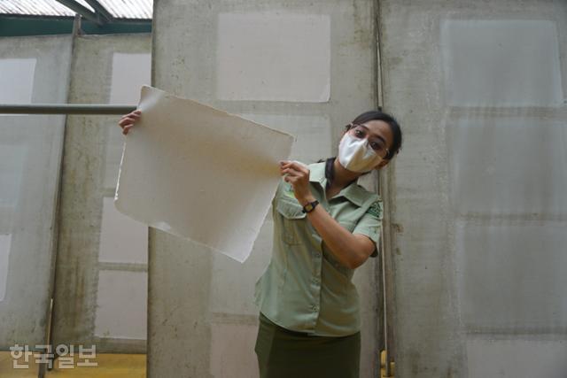 인도네시아 서부자바주 보고르의 타만 사파리 직원 제이드씨가 코끼리똥으로 만든 종이를 보여주고 있다. 보고르=고찬유 특파원