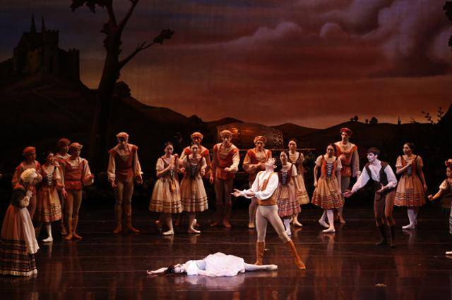 발레 '지젤'은 시골처녀 지젤과 귀족 알브레히트의 이루어질 수 없는 사랑을 그렸다. 유니버설발레단 제공