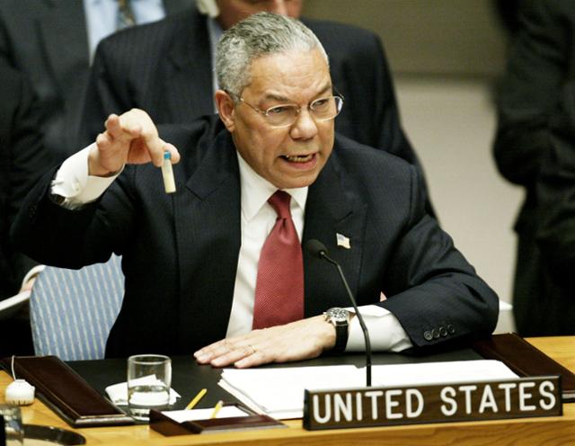 2003년 2월 5일 콜린 파월 미 국무장관이 뉴욕에서 열린 유엔 안전보장이사회에서 이라크 공격의 당위성을 주장하는 프리젠테이션을 하고 있다. 로이터 연합뉴스
