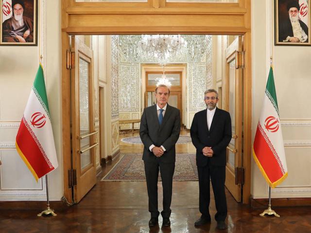 이란 외무차관이 14일 이란 수도 테헤란에서 엔리케 모라 유럽연합(EU) 대외관계청 사무차장을 만나 이란 핵합의 복원 협상 재개 여부를 논의했다. 테헤란=AFP 연합뉴스