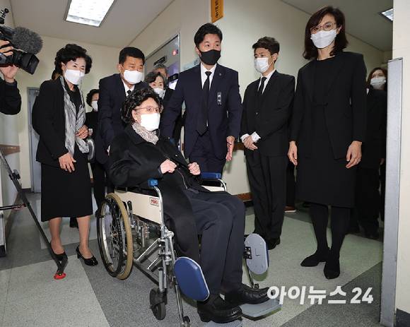 故 노태우 전 대통령의 부인 김옥숙 여사와 딸 노소영 관장, 아들 노재헌 이사장 등 유가족들이 28일 서울 종로구 서울대병원 장례식장에서 입관식을 위해 이동하고 있다. [사진=사진공동튀재단]