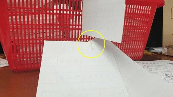 인천지법에서 진행된 인천연수을 지역구 재검표 결과 나온 투표지가 접착제(원 안)로 붙어있다. [사진 클린선거시민행동]