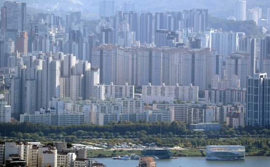 올해 서울에서 분양한 민간아파트가 예상 물량의 30%에 그칠 전망이다. 강남지역 아파트 모습. 뉴스1