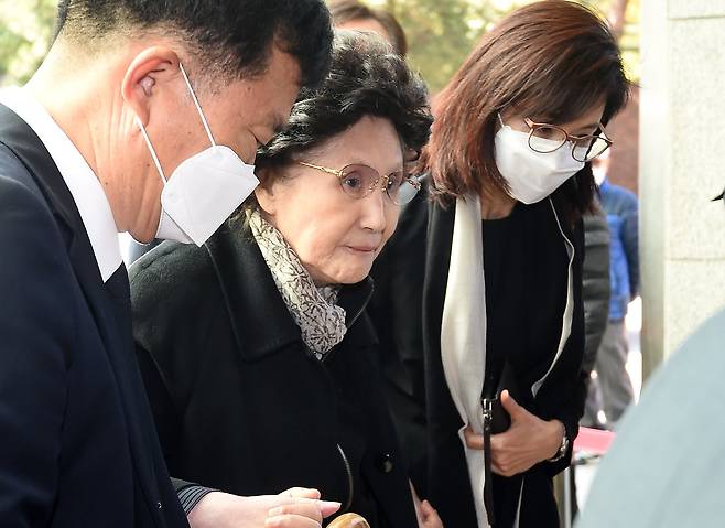 고(故) 노태우 전 대통령의 부인 김옥숙 여사가 28일 서울 종로구 서울대병원 장례식장에서 빈소로 향하고 있다. [뉴스1]