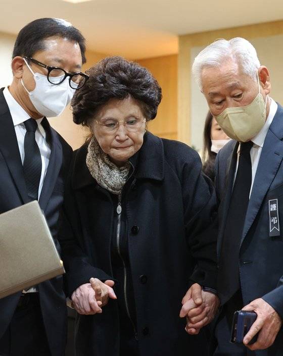 김옥숙 여사가 28일 서울 종로구 서울대병원 장례식장에서 마련된 빈소에서 입관식을 위해 이동하고 있다. [사진공동취재단]