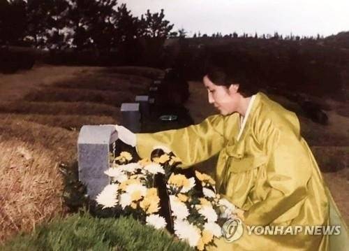 노태우 전 대통령 부인 김옥숙 여사가 노 전 대통령 취임 직후인 1988년 2월 25일 광주 북구 망월동 구묘역의 이한열 열사 묘역 앞에서 참배하고 있는 모습. 최근 노 전 대통령 아들 재헌씨가 국립 5·18 민주묘지를 찾아 희생자와 유족에게 사죄했다. [연합뉴스]