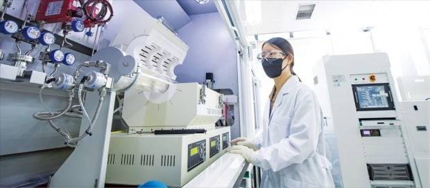 UNIST 연구원이 반도체 소재 관련 연구를 하고 있다. /UNIST 제공
