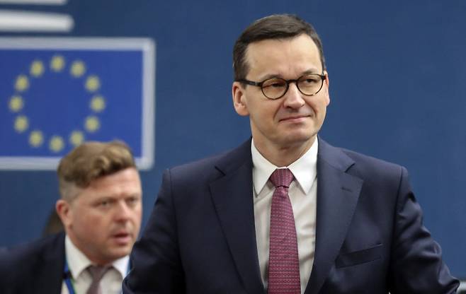 마테우시 모라비에츠키 폴란드 총리가 지난 2020년 2월 21일 브뤼셀에서 열린 유럽연합(EU) 정상회담에 참석하고 있다. | AP연합뉴스