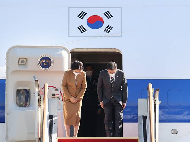 이탈리아 로마에서 열리는 주요 20개국(G20) 정상회의 참석과 교황청 공식방문 등을 위해 이탈리아, 영국, 헝가리 순방길에 오르는 문재인 대통령과 김정숙 여사가 28일 성남 공항에서 공군 1호기에 탑승하며 인사하고 있다. 연합뉴스