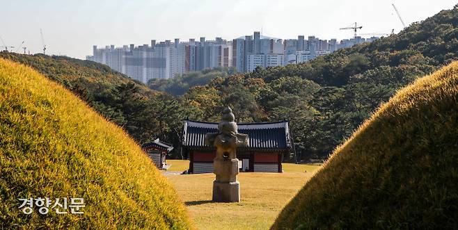 논란 빚은 김포 ‘왕릉 뷰 아파트’의 미래는 유네스코 세계문화유산으로 지정된 김포 장릉(사적 제202호)에서 28일 바라본 검단 신도시 아파트. 문화재청은 이날 대방건설 등 3개 건설사의 개선안에 대한 심의에서 ‘보류’ 결정을 내렸다. 이석우 기자 foto0307@kyunghyang.com