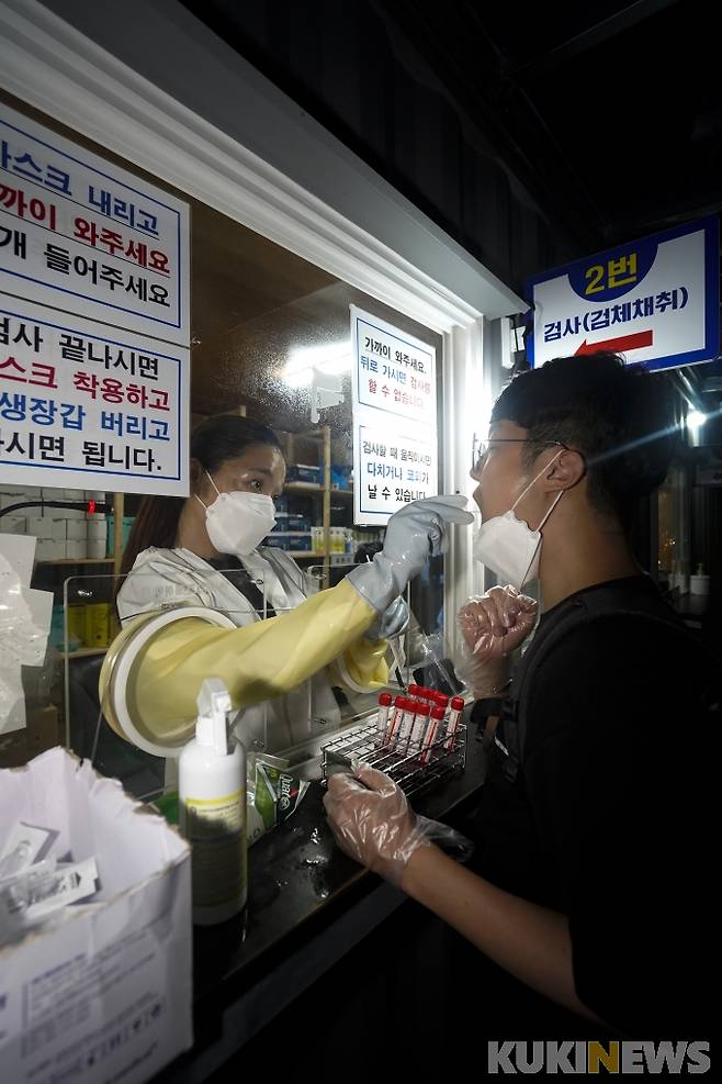 서울 은평구 역촌역 선별진료소에서 늦은 밤까지 의료진이 코로나19 검체 채취하고 있다.   쿠키뉴스 DB