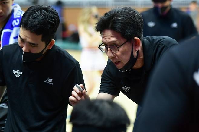 수원 KT의 서동철 감독(오른쪽). 프로농구연맹(KBL)