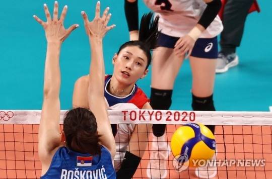 배구에서 김연경과 같은 뛰어난 공격수들은 상대 블로커 손이나 팔에 맞혀 아웃시키는 '블록 아웃' 플레이에 능하다. 사진은 2020도쿄올림픽 여자배구 동메달 결정전에서 세르비아 블로커의 수비를 뚫고 공격을 성공시키는 김연경 모습. [도쿄=연합뉴스 자료사진]