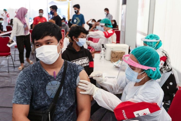 Long war: A participant gets vaccinated during a recent mass vaccination program held in Jakarta. (Kompas.com/Kristanto Purnomo)