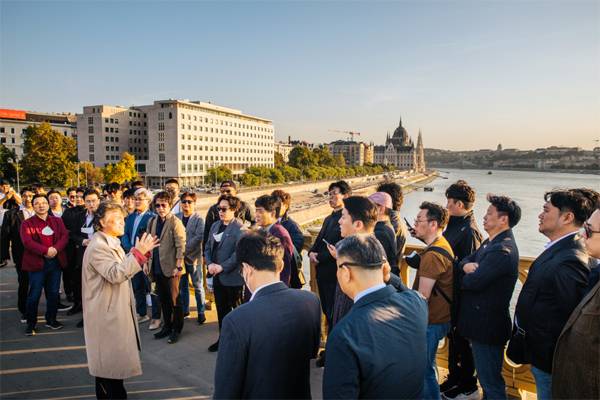 남성 중창단 이마에스트리가 지난 5일 헝가리 부다페스트 다뉴브강에서 2019년 유람선 사고 희생자들을 추모하는 노래를 부르고 있다.